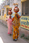 India - Uttar Pradesh: village women carry huge pots of water on their heads (photo by J.Kaman)