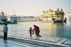 India - Amritsar (Punjab): the Golden temple - by the pond (photo by J.Kaman)