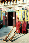 India - Darjeeling (West Bengal): Ghoom Monastery - Yiga Choeling Buddhist Monastery - monks blowing sacred horns - photo by J.Kaman