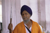 Amritsar (Punjab): guardian with spear at the Golden Temple - Harimandir Sahib or Darbar Sahib - religion - Sikhism - photo by W.Allgwer