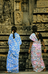 India - Belur (Karnataka): women at Chennakeshava temple - photo by W.Allgwer