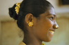 South India: Indian woman with gold jewlry and Bindi - photo by W.Allgwer