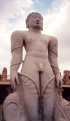 India - Sravanabelagola / Shravana Belgola: 17m monolithic statue of Jina Vardhamana Mahavira at a Jaina temple (photo by Miguel Torres)