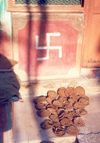 India - Sravanabelagola: the swastika and the cow dung - Indian good omens (photo by Miguel Torres)