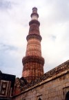 India - Delhi: the fluted sandstone Qutab Minar / minaret - 72.5 m high - built by Qutb ud Din - UNESCO world heritage  - world's tallest brick minaret (photo by Miguel Torres)