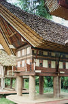 Indonesia - Pulau Sulawesi / Celebes island: traditional residence with concrete columns - photo by G.Frysinger