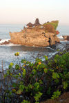 Indonesia - Pulau Bali: Tanah Lot and the coast - Hidu temple on an islet - photo by R.Eime