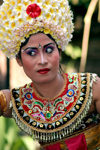 Indonesia - Pulau Bali: dancer with flower hat (photo by R.Eime)