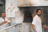Iran - Shiraz: bakers at work - bakery ovens - photo by M.Torres
