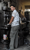 Iran - Shiraz: metal worker - photo by M.Torres