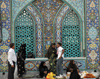 Iran - Bandar Abbas: improvised market at main Sunni mosque - photo by M.Torres