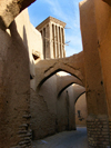 Yazd, Iran: a quintessential alley of Yazd, with pointed arches and a wind catcher - old town - photo by N.Mahmudova