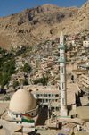 Akre / Aqrah, Kurdistan, Iraq: main mosque with its slender minaret, the village and the mountains - Bahdinan region - photo by J.Wreford