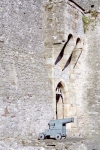 Ireland - Cahir  (county Tipperary): Canon at Cahir castle - castle gate (photo by M.Bergsma)