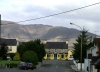 Ireland - Kenmare (county Kerry): street, mountain and pub - the hungry knight (photo by R.Wallace)