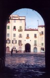 Italy / Italia - Lucca (Tuscany / Toscana) / LCV : Piazza del Giglio - entering a Roman arena(photo by Miguel Torres)
