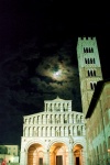 Italy / Italia - Lucca (Toscana): Church and tower by night (photo by M.Bergsma)