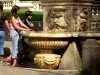 Italy / Italia - Roma / Rome: summer - freshening up at a fountain (photo by Emanuele Luca)