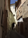 Italy / Italia - Trevi (Umbria - Perugia): narrow street (photo by Emanuele Luca)
