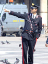 33 Italy - Milan: helpful Carabinieri  (photo by M.Bergsma)