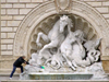 Bologna (Emilia-Romagna) / BLQ - Italy: cleaning a fountain - fontana - photo by M.Bergsma