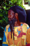Jamaica - Dunns River Falls: Rastafarian man with cap and long beard - photo by Francisca Rigaud