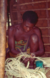 Africa - Kenya - Kanamai, Mombassa: weaver at work - artisan - photo by F.Rigaud