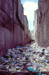 Africa - Kenya - Nairobi: river of garbage - alley - photo by F.Rigaud