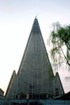 North Korea / DPRK - Pyongyang: unfinished Ryugyong hotel - designers: Baikdoosan Architects & Engineers (photo by M.Torres)