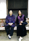 Asia - South Korea - Korean women - mother and daughter - photo by S.Lapides