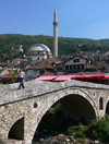 Kosovo - Prizren / Prizreni: stone bridge and mosque in the Old town - Potkaljaja quarter - photo by J.Kaman