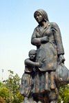 Erbil / Hewler, Kurdistan, Iraq: Shanadar Park - sculpture of refugees, mother and daughter - photo by M.Torres