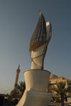 Kuwait city: fountain on Abdullah Al-Ahmad Street - Grand Mosque in the background - photo by M.Torres