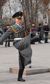 Bishkek, Kyrgyzstan: Kyrgyz soldier goose-steping - Official State Flagpole - change of the guard - Ala-Too square - Stechschritt - photo by M.Torres
