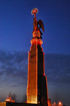 Bishkek, Kyrgyzstan: Freedom monument on Ala-Too square - nocturnal - photo by M.Torres