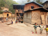 Laos - Pakbeng: village scene - toddlers and timber houses - photo by P.Artus