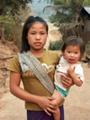 Laos - Muang Noi: young mother with toddler - photo by P.Artus