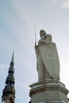 Riga: Saint Roland's Statue and the spire of St. Peter's church - Ratslaukums square (photo by M.Bergsma)