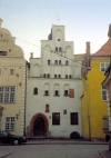 Latvia / Latvija - Riga: medieval - the White Brother - Latvian Museum of Architecture - Riga's oldest dwelling - Vecaka dzivojama maja Riga Pils iela Tris brali (photo by Miguel Torres)