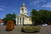 Latvia - Ventspils: Town square and neo-classical Evangelic Lutheran church - Ligo time / baznica - Tirgus iela (photo by A.Dnieprowsky)