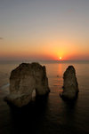 Lebanon / Liban - Beirut: Mediterranean sunset - Pigeon Rocks from Raouch district - Beiruts western-most tip - La Grotte aux Pigeons - photo by J.Wreford