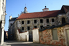 Lithuania - Vilnius: old town street - abandoned building - photo by Sandia