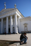 Lithuania - Vilnius: man sitting - cathedral square - photo by Sandia
