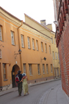Lithuania - Vilnius: couple walking along Stikliai sreet - old town - photo by Sandia