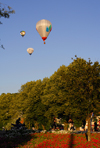 Lithuania - Vilnius: hot air balloons over the city - photo by Sandia