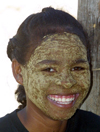 Madagascar - Morondava: Vezo girl with beauty mask - masonjoany treats and skin from the sun / Sakalava - photo by R.Eime