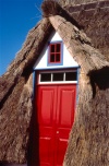 Santana: porta vermelha / red door in an A-shapped cottage - photo by F.Rigaud