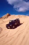 ilha do Porto Santo - Fonte da Areia: jipe Land Rover nas dunas / Land Rover on the dunes (image by F.Rigaud)