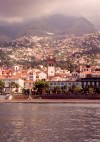 Madeira - Funchal: Mar avenue - waterfront and mountains / avenida do Mar e das Comunidades Madeirenses - photo by M.Durruti