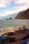 Madeira - Porto Moniz:  graffiti on the harbour / graffiti no porto (ao fundo: ilhus da Ribeira da Janela) - photo by M.Durruti